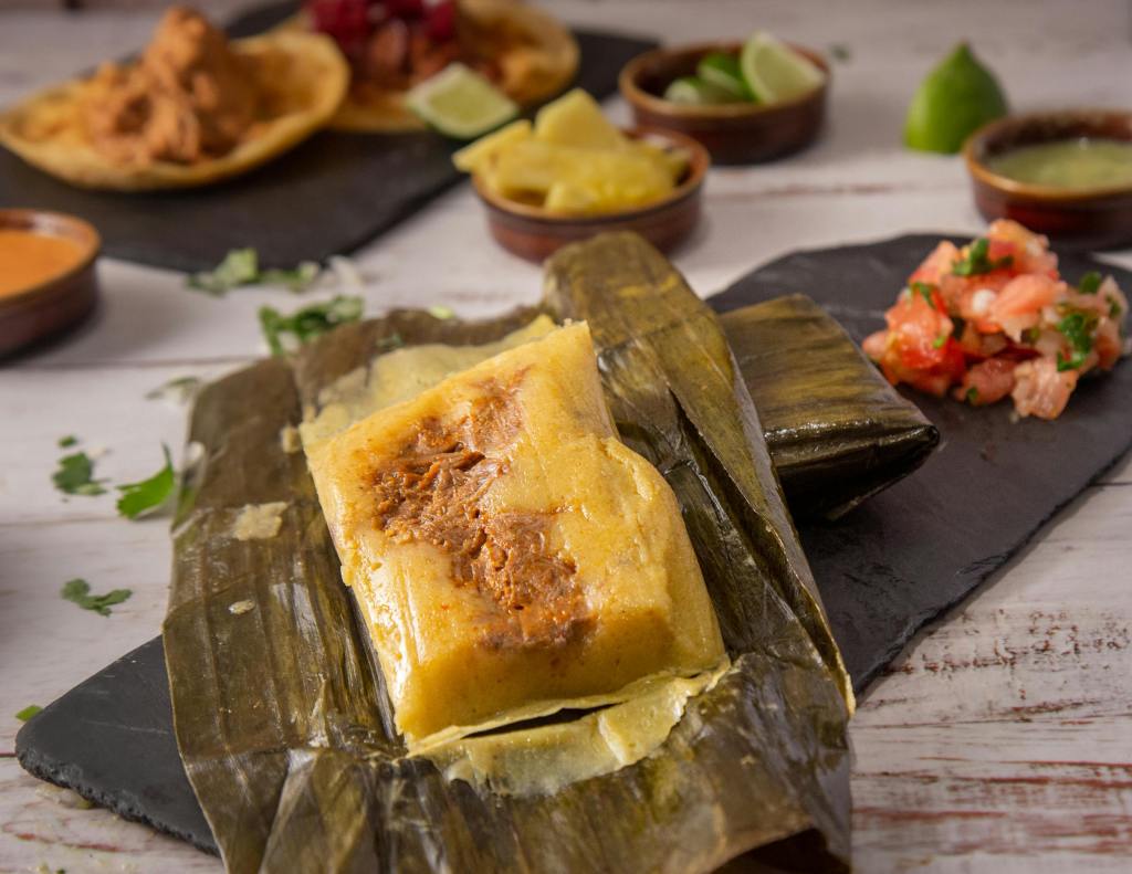 Fotografía por Gonzalo Guzmán García: https://www.pexels.com/photo/a-delicious-tamale-on-banana-leaf-14179987/