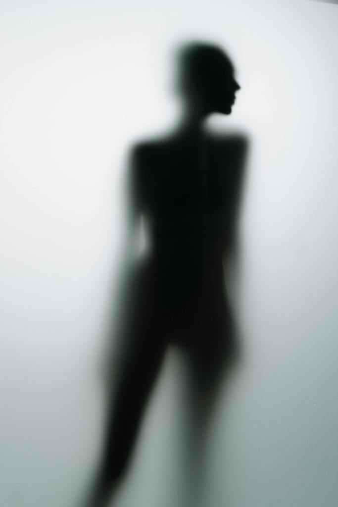 Fotografía: Ron Lach : https://www.pexels.com/photo/a-woman-s-silhouette-8259344/