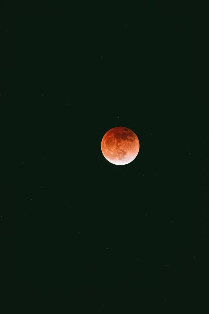 Fotografía: Mario Samuel  Chavez Ceja: https://www.pexels.com/photo/blood-moon-in-the-dark-night-sky-12161289/