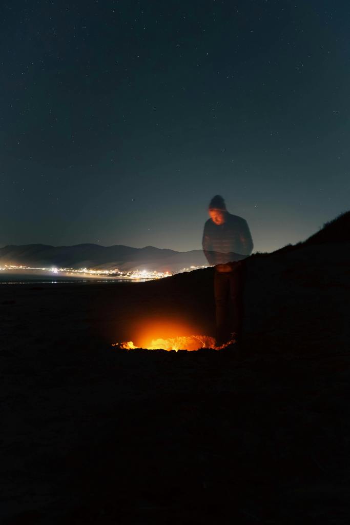 Fotografía: James Collington: https://www.pexels.com/photo/nighttime-beach-bonfire-at-grover-beach-29931760/
