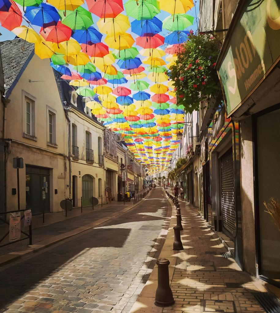 Fotografía: Erik Blanc: https://www.pexels.com/photo/a-hanging-umbrellas-on-the-street-12925374/
