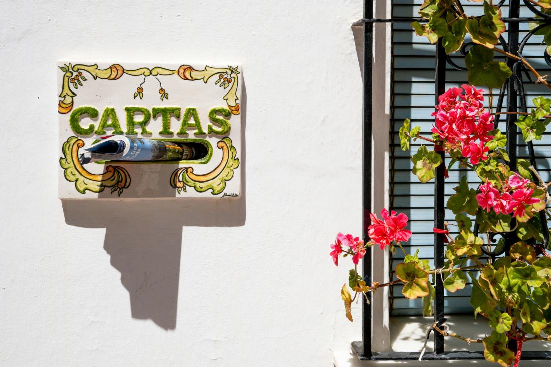 Fotografía: Liisbet Luup: https://www.pexels.com/photo/charming-spanish-white-wall-with-flowers-and-mailbox-32544883/