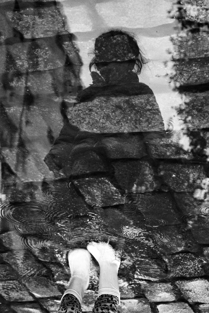Fotografía: Alex Dos Santos: https://www.pexels.com/photo/reflection-of-a-child-in-a-puddle-on-the-stree-22243356/