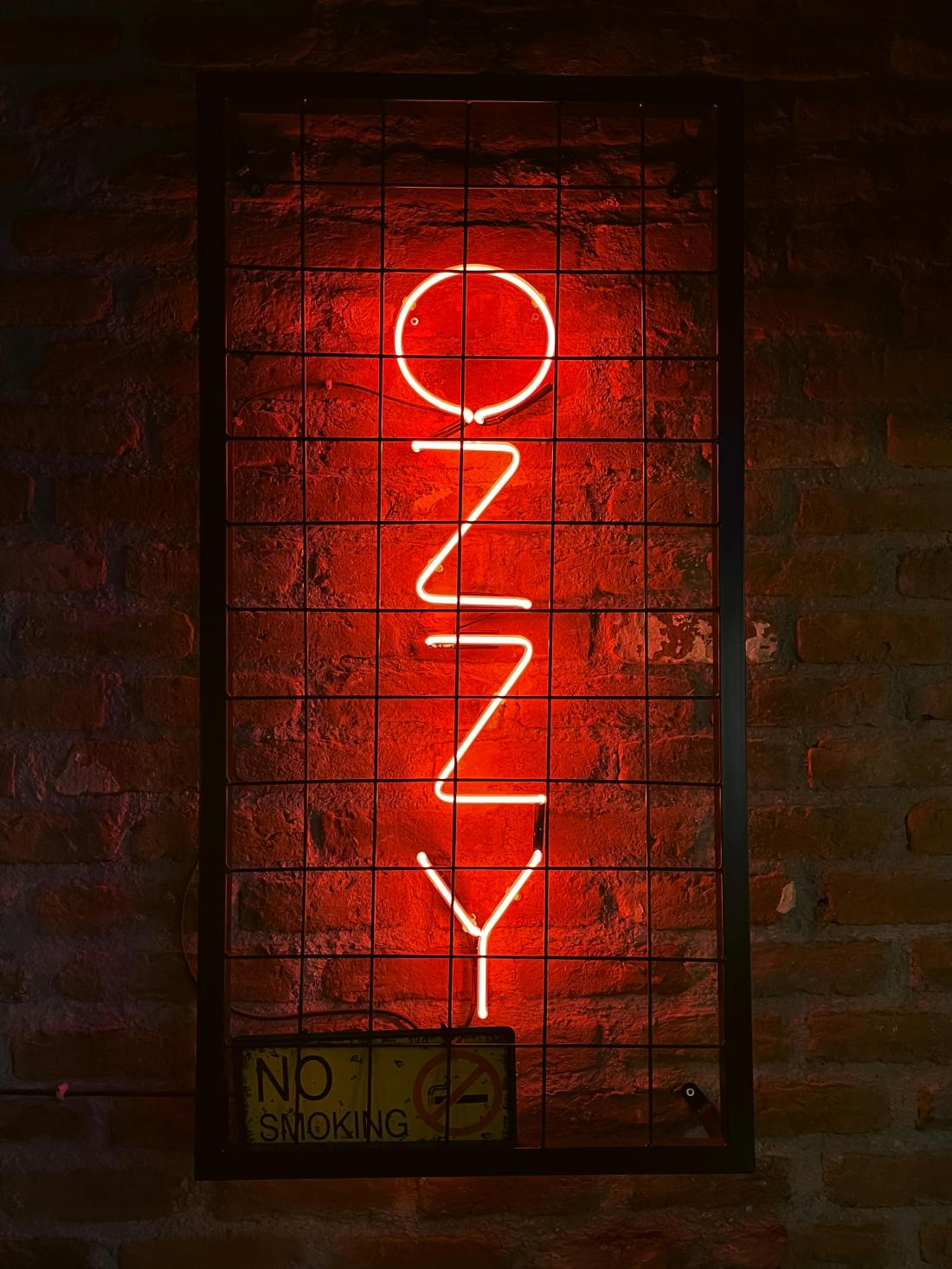 Fotografía: onat çipli: https://www.pexels.com/photo/neon-sign-on-a-brick-wall-15463194/