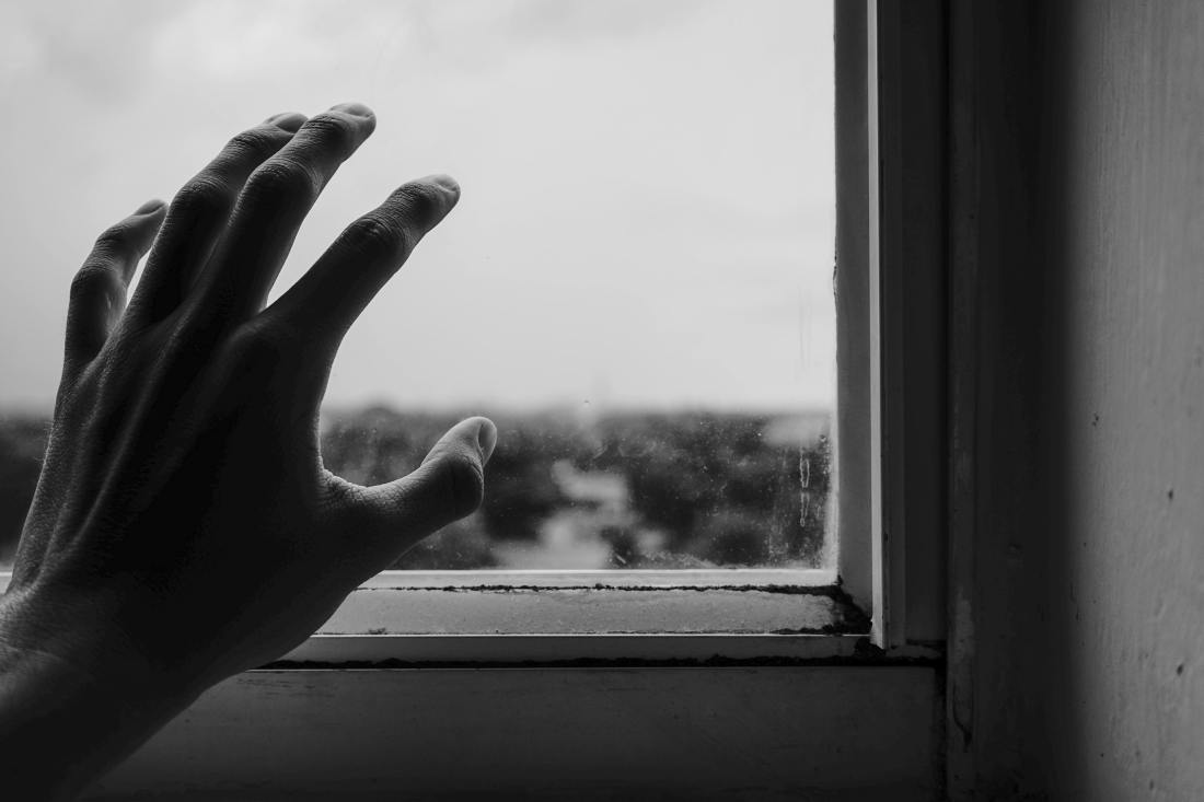 Fotografía: Renato: https://www.pexels.com/photo/close-up-photography-of-hand-near-window-1264438/