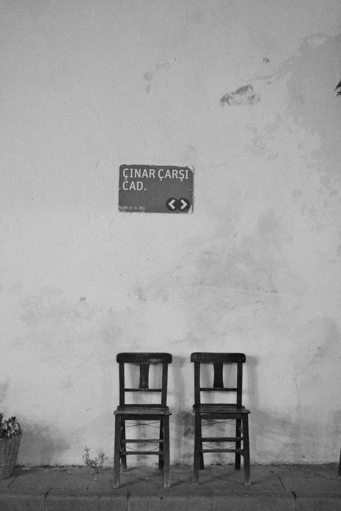 Fotografía: Tahir Osman: https://www.pexels.com/photo/two-chairs-sitting-in-front-of-a-sign-27847952/