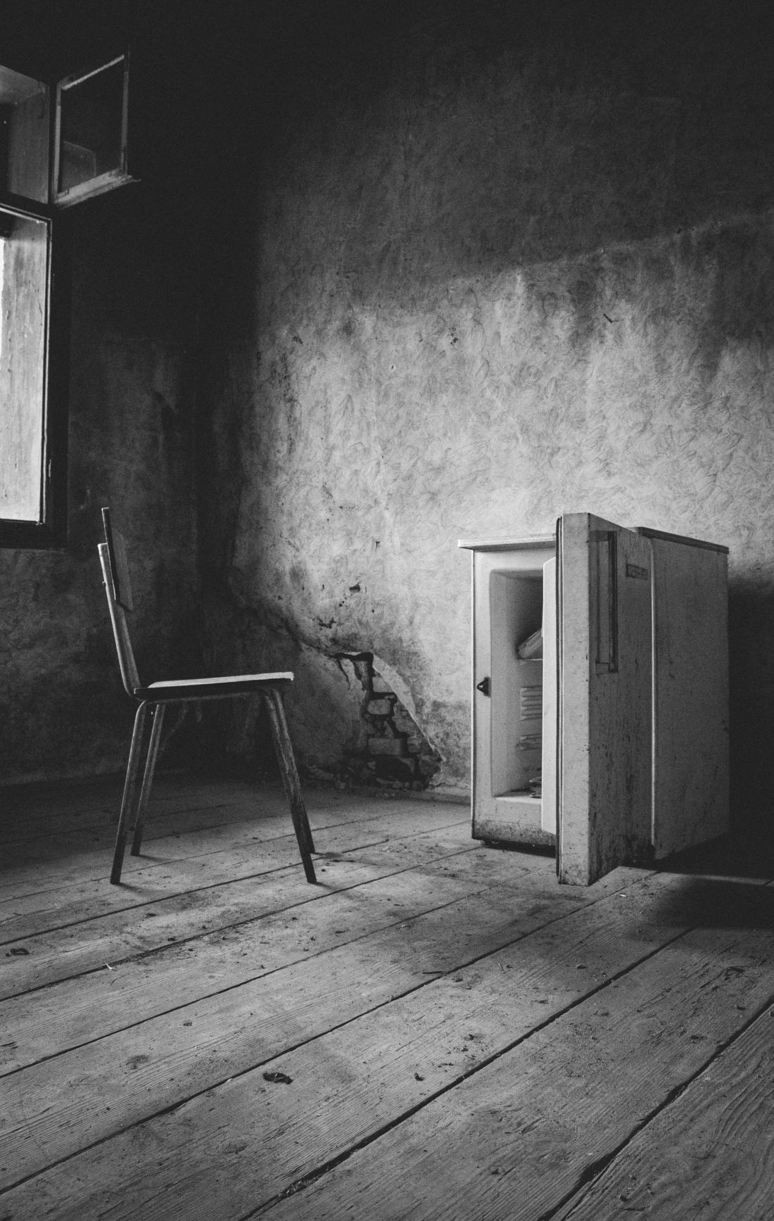 Fotografía: Octavian Iordache: https://www.pexels.com/photo/chair-and-a-small-fridge-in-an-empty-abandoned-room-11816755/
