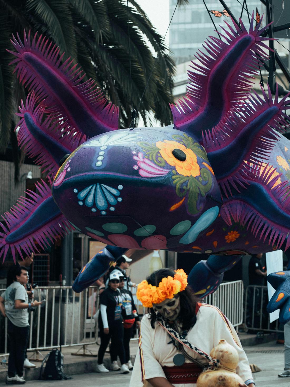 Fotografía: Fernando Paleta: https://www.pexels.com/photo/colorful-day-of-the-dead-parade-in-mexico-city-29243528/