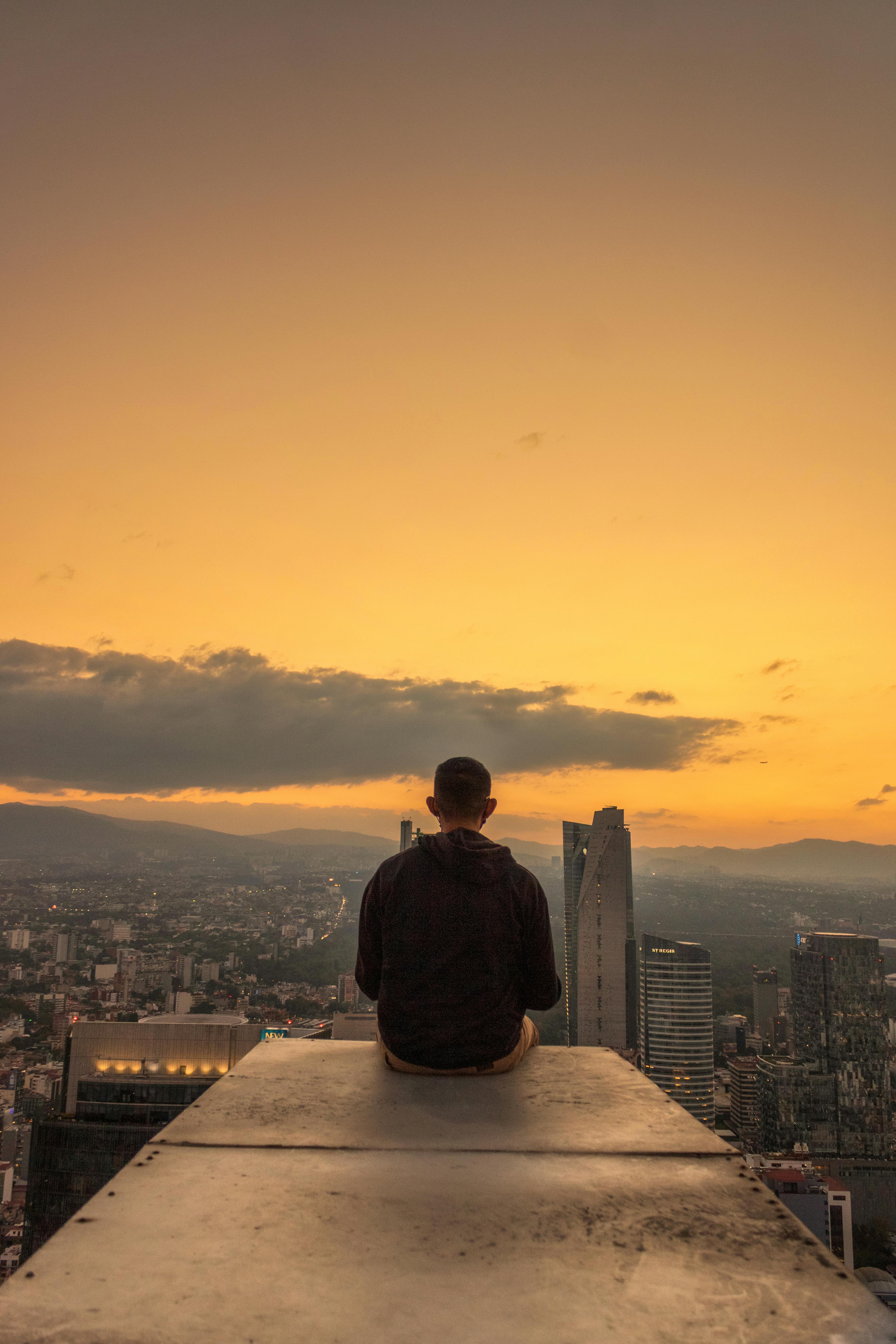 Foto de Fernando  Paleta: https://www.pexels.com/es-es/foto/ciudad-hombre-azotea-tejado-18399512/