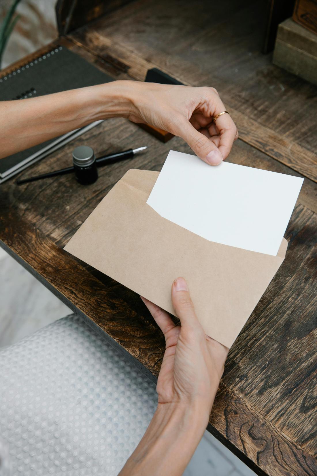 Foto de Angela Roma : https://www.pexels.com/photo/crop-unrecognizable-woman-placing-blank-paper-in-envelope-7319305/