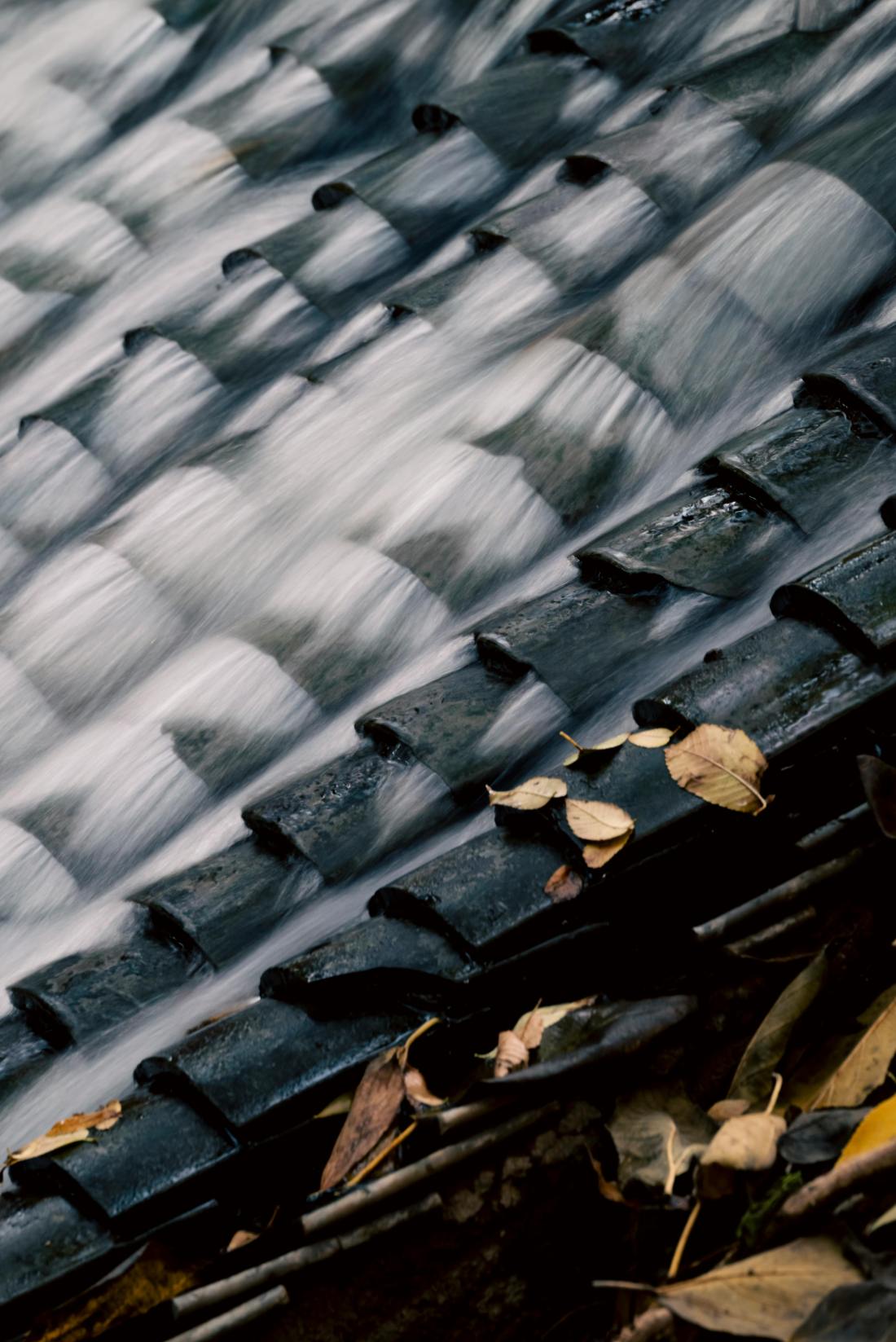 Fotografía por Star Zhang: https://www.pexels.com/photo/autumn-leaves-on-water-flowing-over-roof-tiles-29905997/