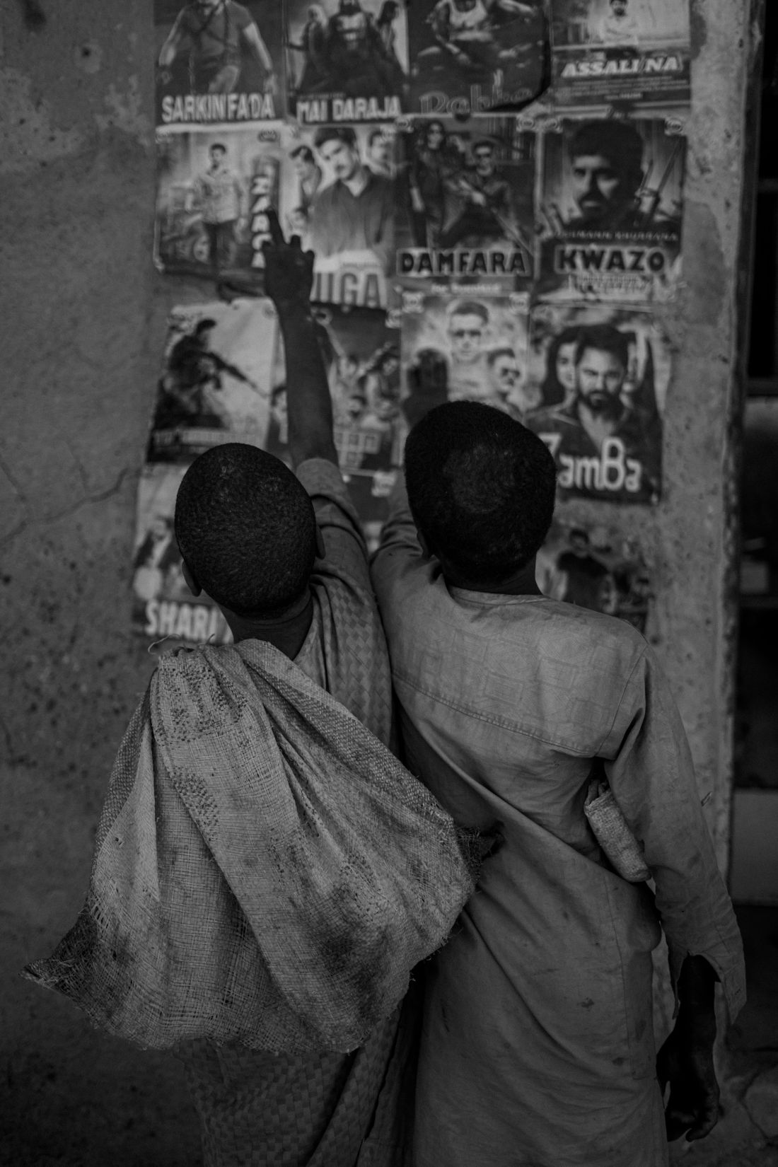 Photo by Kaybee Photography : https://www.pexels.com/photo/children-pointing-at-movie-posters-in-black-and-white-30709445/