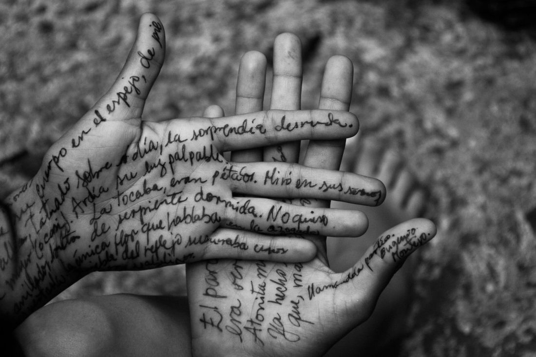 Photo by Daniel Nava: https://www.pexels.com/photo/manos-graficas-27554443/